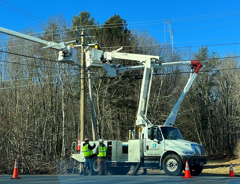 Southeast Power repairing eletrical lines